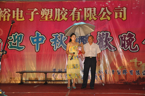 僑洋伙伴激情獻唱,領導給予撐出關愛之傘