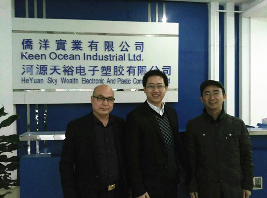 僑洋技術總監與客戶合影