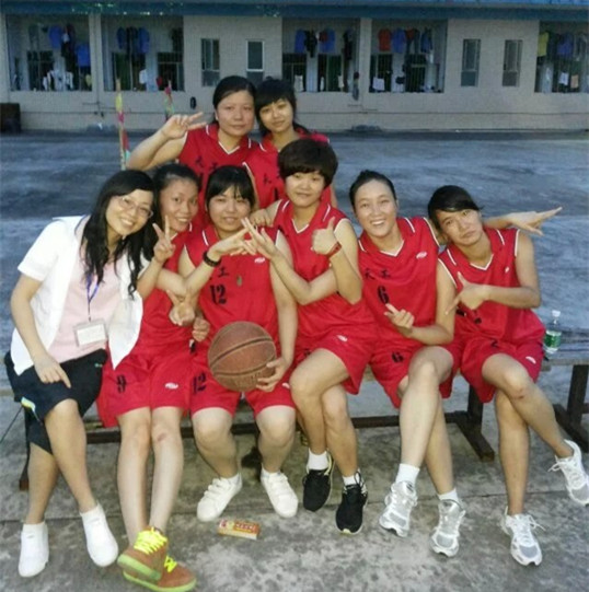 僑洋實(shí)業(yè)籃球場(chǎng)上的女漢子