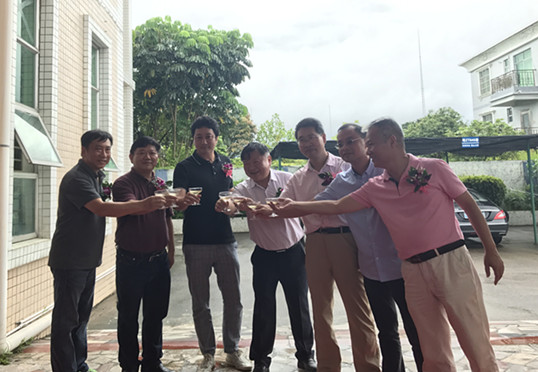 僑洋實業高管與科學院嘉賓舉杯歡慶