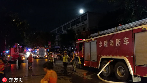 震驚：廣西柳州一建材市場“火燒連營”，大火燒紅半邊天。