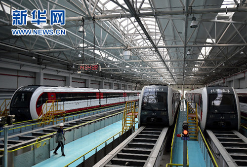 僑洋實業祝賀：北京首條磁浮列車開通試運營。
