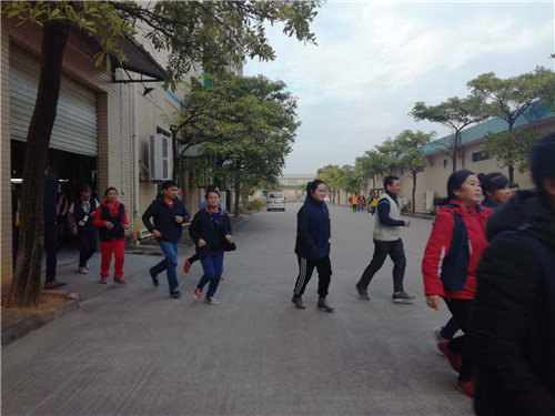 僑洋實(shí)業(yè)伙伴們正在有序的按照安全出口疏散