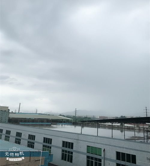 臺風貝碧嘉登錄啦，僑洋實業(yè)環(huán)形變壓器制造基地已是大雨傾盆。